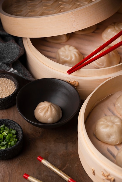 Angle élevé de boulettes asiatiques traditionnelles avec des baguettes