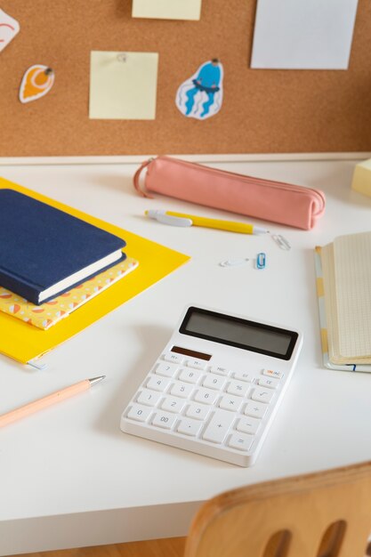 Angle élevé de bureau pour enfants avec calculatrice