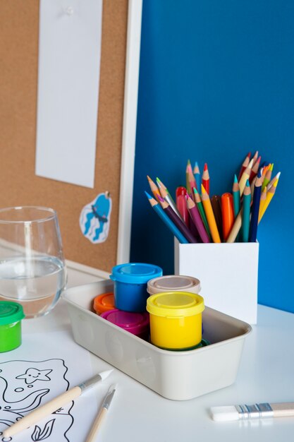 Angle élevé de bureau pour enfants avec peinture et dessin