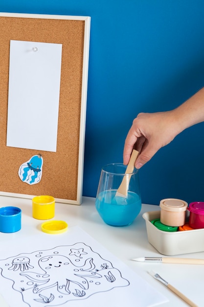 Angle élevé de bureau pour enfants avec peinture et dessin