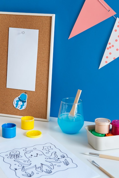 Angle élevé de bureau pour enfants avec peinture et dessin