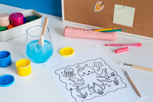 Angle élevé de bureau pour enfants avec peinture et dessin