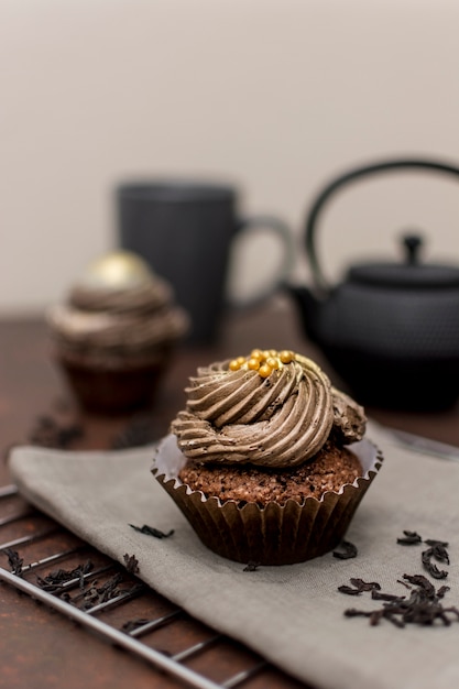 Angle élevé de cupcake sur la grille de refroidissement