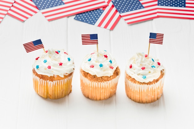 Photo gratuite angle élevé de cupcakes avec drapeaux américains