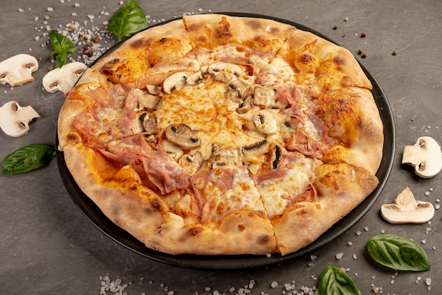 Angle élevé de délicieuse pizza aux champignons
