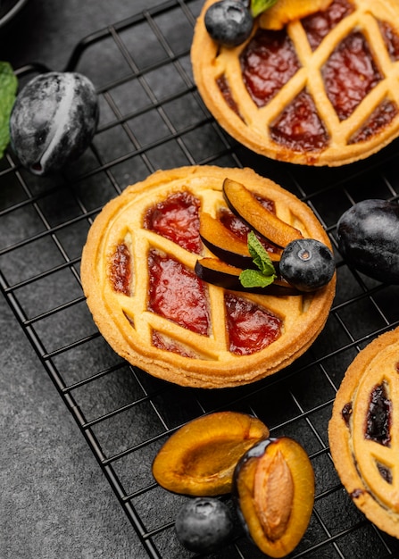 Photo gratuite angle élevé de délicieuses tartes aux prunes