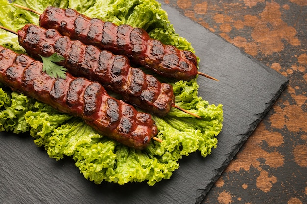 Photo gratuite angle élevé de délicieux kebab sur ardoise avec salade