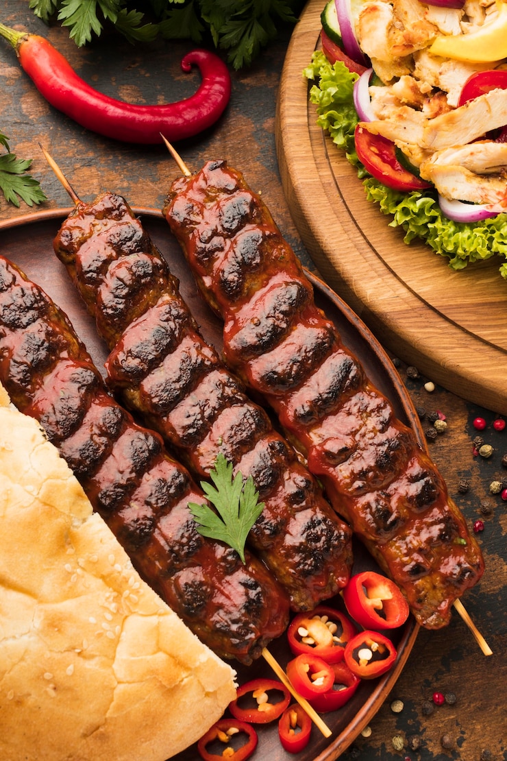 Photo gratuit angle élevé de délicieux kebab avec des légumes et des herbes