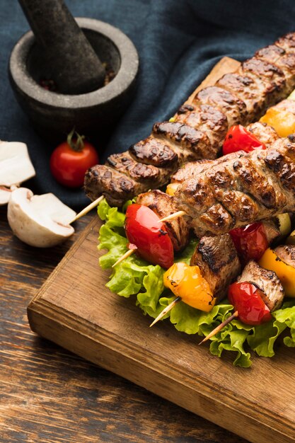 Angle élevé de délicieux kebab avec viande et légumes