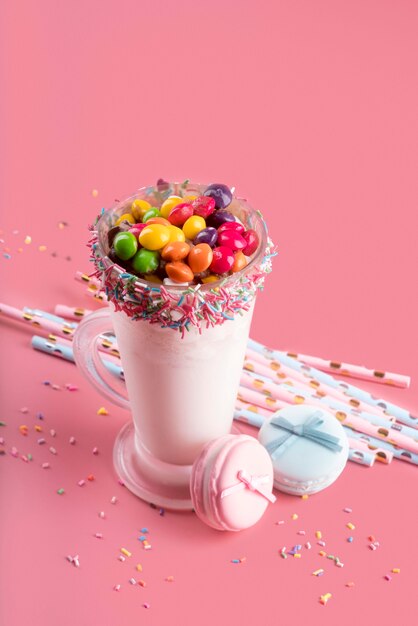 Angle élevé de dessert avec des bonbons colorés et des pailles
