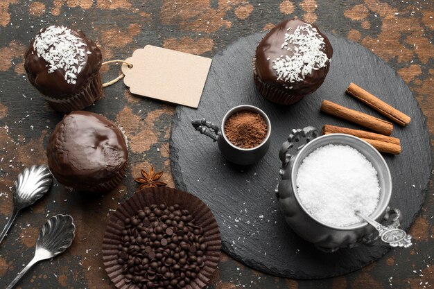 Photo gratuite angle élevé de desserts au chocolat avec des flocons de noix de coco et des bâtons de cannelle