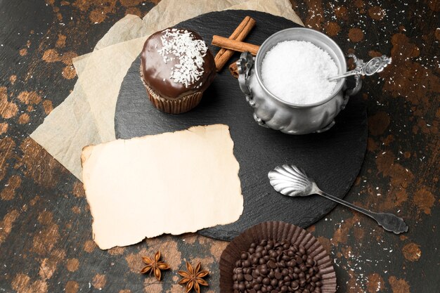 Angle élevé de desserts au chocolat à la noix de coco