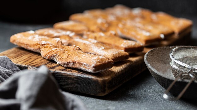 Angle élevé de desserts au sucre en poudre avec tamis