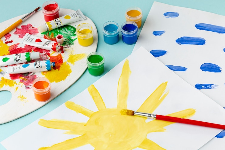Photo gratuit angle élevé de dessins colorés et aquarelle