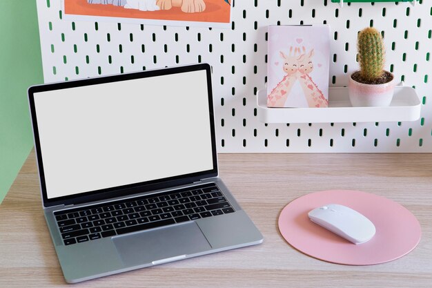 Angle élevé du bureau pour enfants avec ordinateur portable et souris