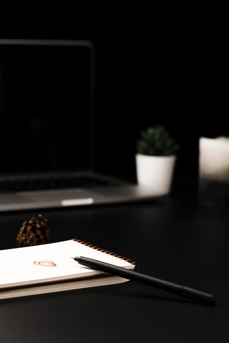 Photo gratuit angle élevé du bureau avec des succulentes et un bloc-notes