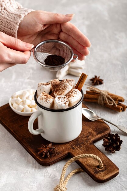 Angle élevé du concept de chocolat chaud