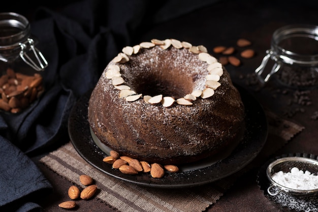 Angle élevé du concept de gâteau au chocolat