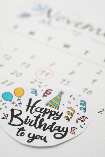 Angle élevé du mémo d'anniversaire ajouté dans un calendrier dynamique