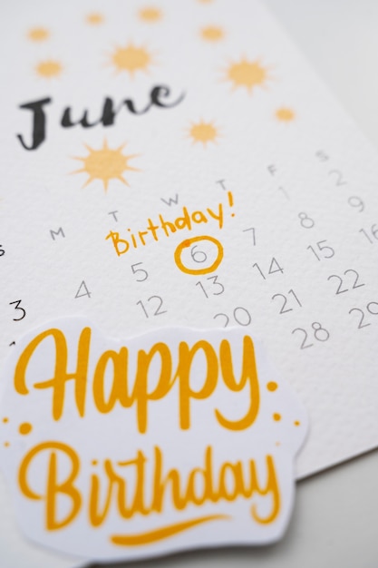 Angle élevé du mémo d'anniversaire ajouté dans un calendrier dynamique