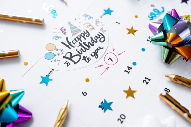 Angle élevé du mémo d'anniversaire ajouté dans un calendrier dynamique