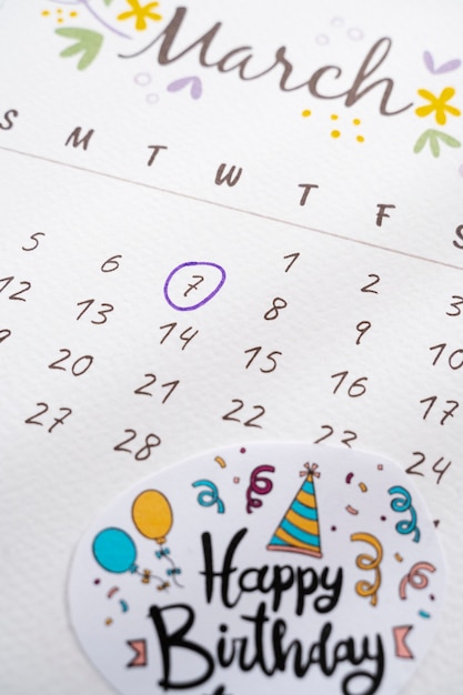 Angle élevé du mémo d'anniversaire ajouté dans un calendrier dynamique