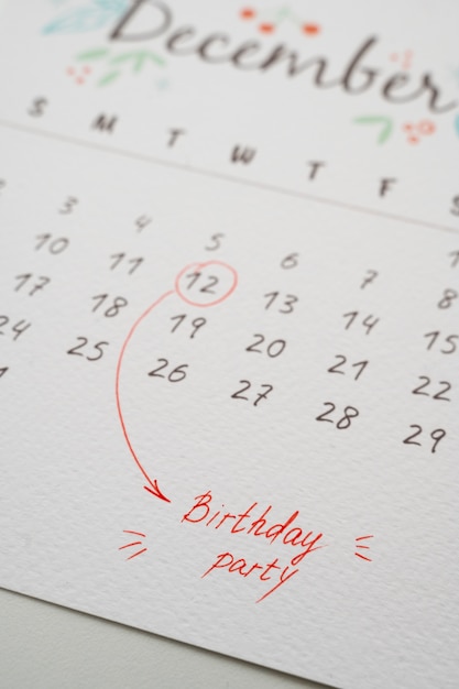 Photo gratuite angle élevé du mémo d'anniversaire ajouté dans un calendrier dynamique