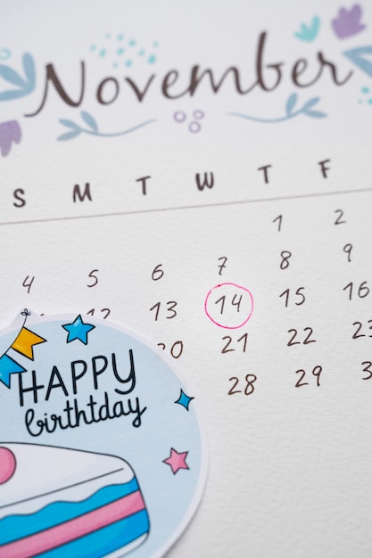 Angle élevé du mémo d'anniversaire ajouté dans un calendrier dynamique