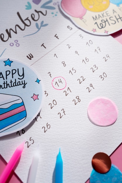 Photo gratuite angle élevé du mémo d'anniversaire ajouté dans un calendrier dynamique