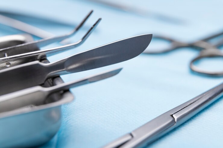 Photo gratuit angle élevé du scalpel avec d'autres instruments médicaux