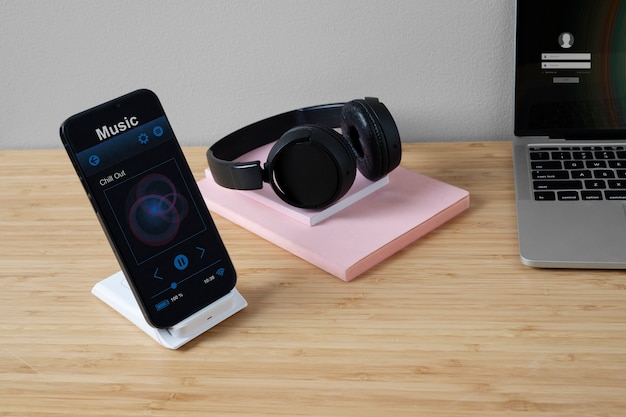 Photo gratuite angle élevé du smartphone sur le bureau avec un casque