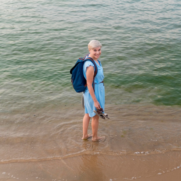 Photo gratuite angle élevé de femme touriste senior dans la mer