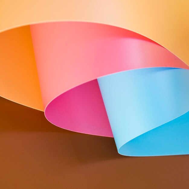 Angle élevé de feuilles de papier pliées vibrantes