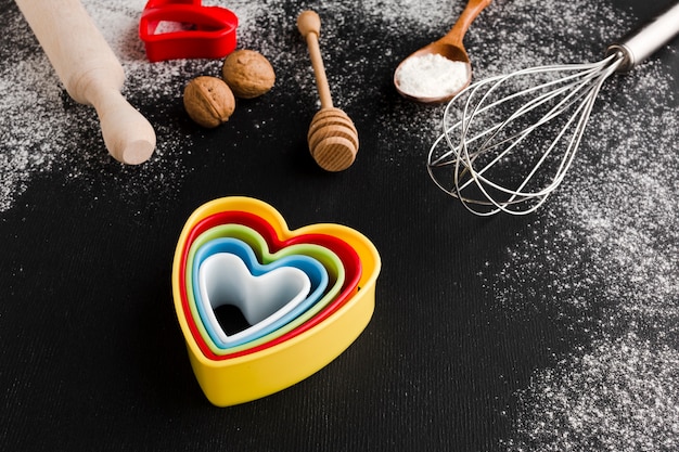 Photo gratuite angle élevé de formes de coeur colorées avec des ustensiles de cuisine