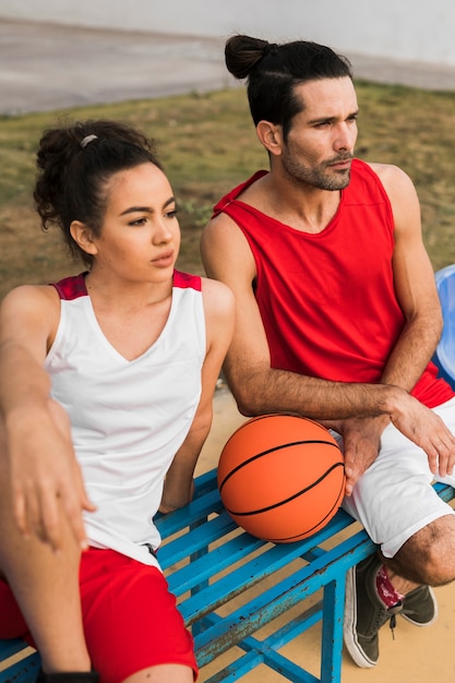 Photo gratuite angle élevé de garçon et fille avec ballon de basket