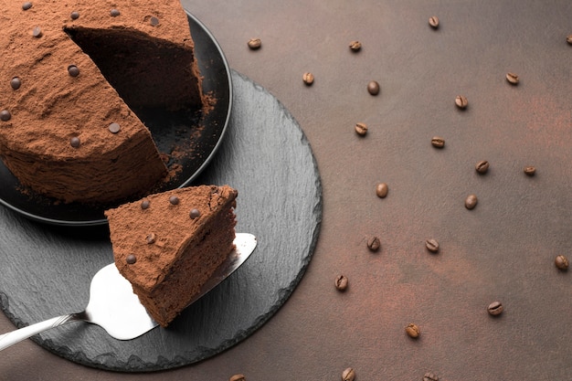 Angle élevé de gâteau au chocolat avec des grains de café