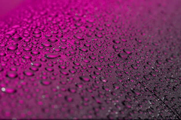 Photo gratuite angle élevé de gouttes de liquide sur la surface