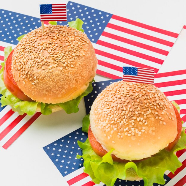 Angle élevé de hamburgers avec des drapeaux américains
