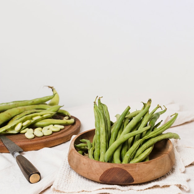 Angle élevé de haricots dans un bol avec un couteau et un espace de copie