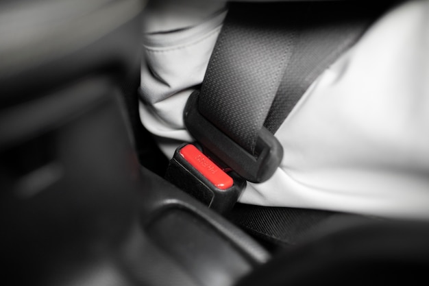 Angle élevé de l'homme dans la voiture portant une ceinture de sécurité avant de se lancer dans un voyage d'hiver