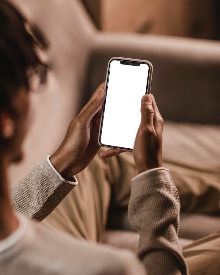 Photo gratuit angle élevé de l'homme à la maison à l'aide de smartphone