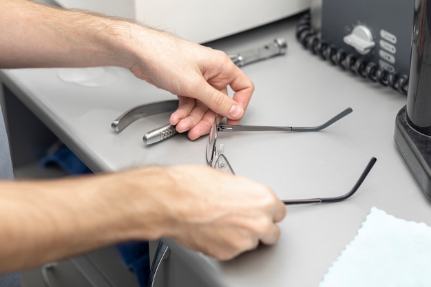 Angle élevé de l'homme posant ses lunettes sur le bureau