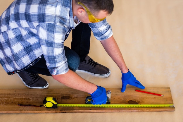 Photo gratuite angle élevé de l'homme travaillant sur bois