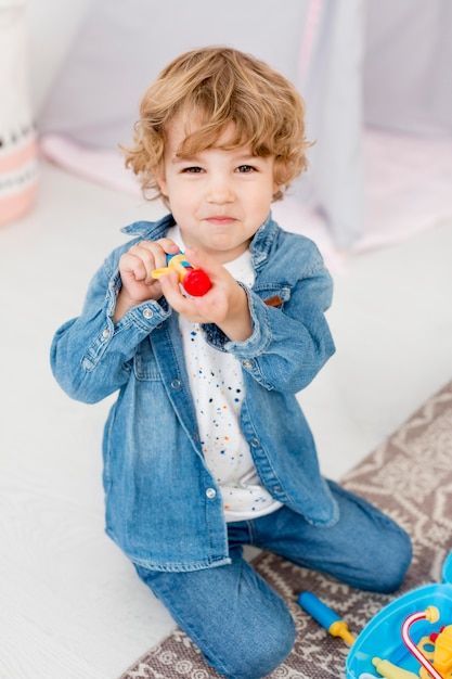 Angle élevé de jeune garçon jouant avec des jouets