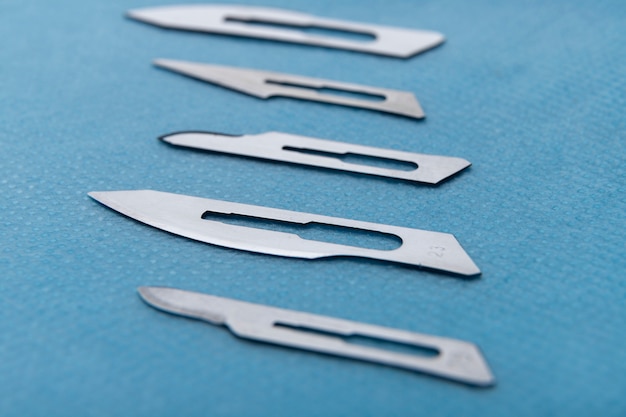 Photo gratuite angle élevé des lames de scalpel médical