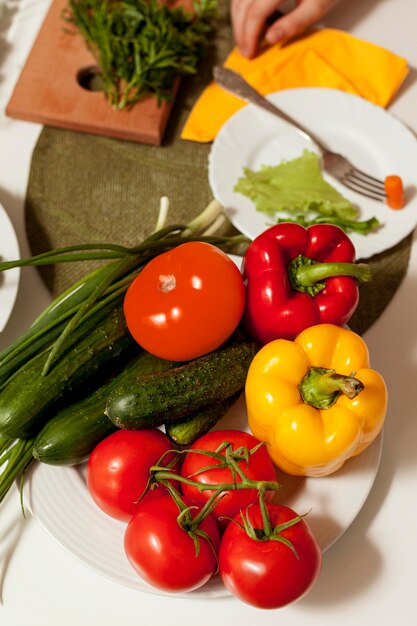 Angle élevé de légumes sur la table du dîner