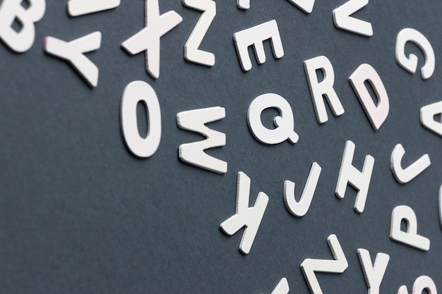 Angle élevé de lettres de l'alphabet avec espace de copie pour la journée de l'éducation