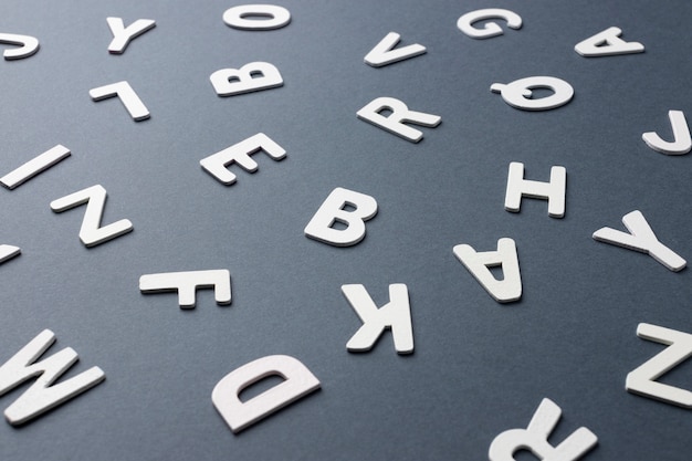 Angle élevé des lettres de l'alphabet pour la journée de l'éducation