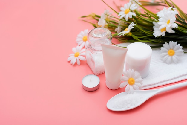 Angle élevé de la lotion pour le corps et autres éléments essentiels du spa