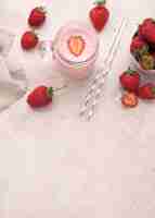Photo gratuite angle élevé de milkshake aux fraises avec des pailles et de l'espace de copie